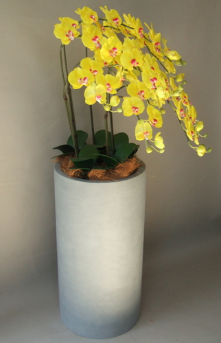 光触媒造花胡蝶蘭5本立ち（イエロー）・花台付き（ファイバーストーン大型鉢）を横からのイメージ画像