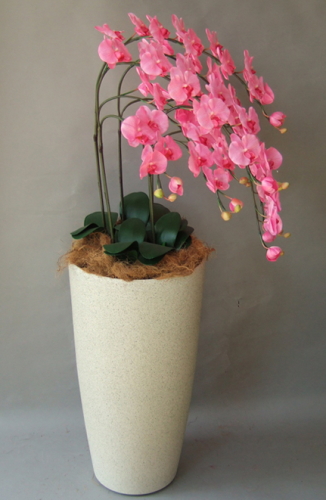 光触媒造花胡蝶蘭5本立ち（ピンク）・花台付き（サンドホワイト大型鉢）を横からのイメージ画像