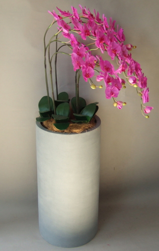 光触媒造花胡蝶蘭5本立ち（濃いピンク）・花台付き（ファイバーストーン大型鉢）を横からのイメージ画像