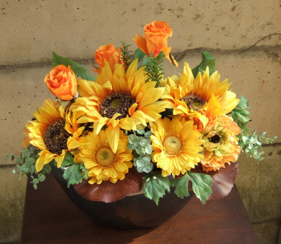 メタルカラーの陶器にお花をアレンジ