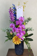光触媒造花フラワーアレンジ773に名札を付けたイメージ画像