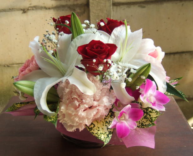 白・赤・ピンクのお花でデザイン