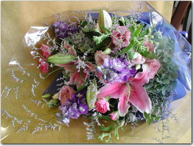 ピンクとブルーでまとめた花束
