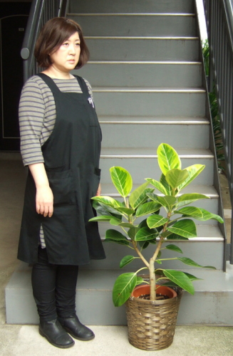 身長158cmの女性と100cmのアルテシマ