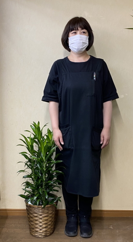 身長158cmの女性と80cmのドラセナ