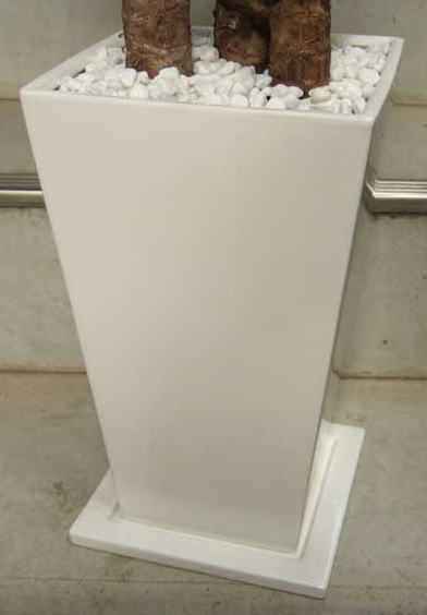 ツヤ有ホワイトの陶製スクエア鉢で、幅20cm×高さ34cm。鉢土の上には白玉石