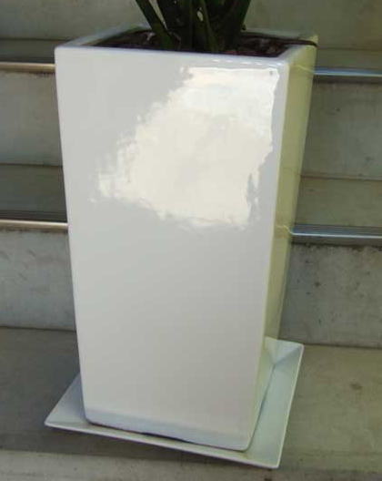 ツヤ有ホワイトの陶製スクエア鉢で、幅24cm×高さ46cm
