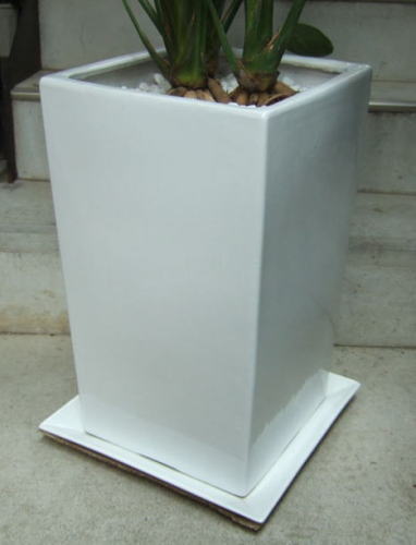光沢のあるホワイトのシンプルな陶製スクエアで、幅32cm×高さ53cm。