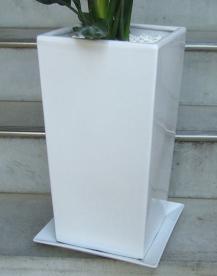 光沢のあるホワイトの陶製スクエア鉢。巾25cm×高さ48cm