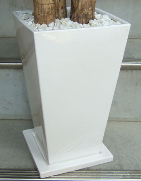 ツヤ有ホワイトの化粧鉢で巾20cm×高さ34cm。専用の鉢皿と、鉢土を隠す白玉石付