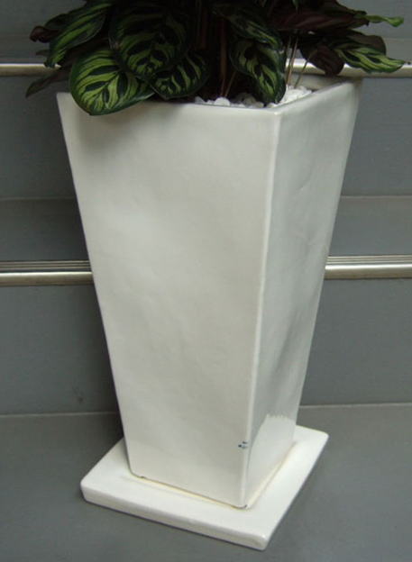 ツヤ有ホワイトの陶製スクエア鉢で、幅20cm×高さ40cm