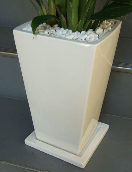 ツヤ有ホワイトのシンプルな陶製スクエア鉢で、幅20cm×高さ34cm