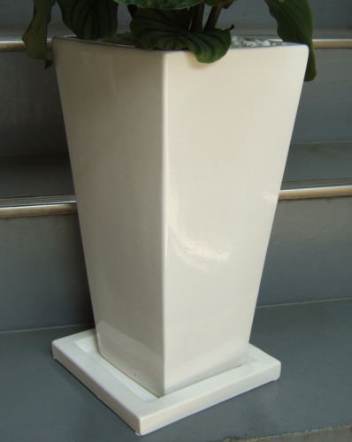 ツヤ有ホワイトのスクエア鉢。巾20cm×20cm×高さ40cm