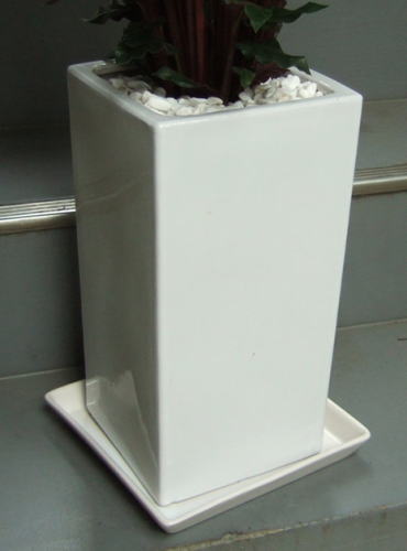 18cm×18cm×高さ35cmのツヤ有ホワイトの陶器鉢