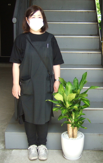 身長158cmの女性と90cmのマッサンゲアナ