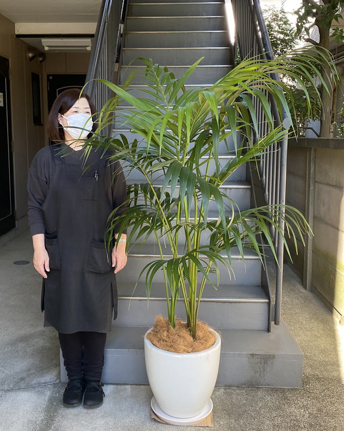 女性と並んだ様子