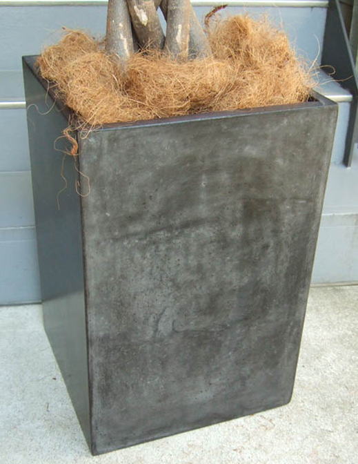 墨色のコンクリート風に仕上げた樹脂製スクエア鉢で、幅41cm×高さ60cm