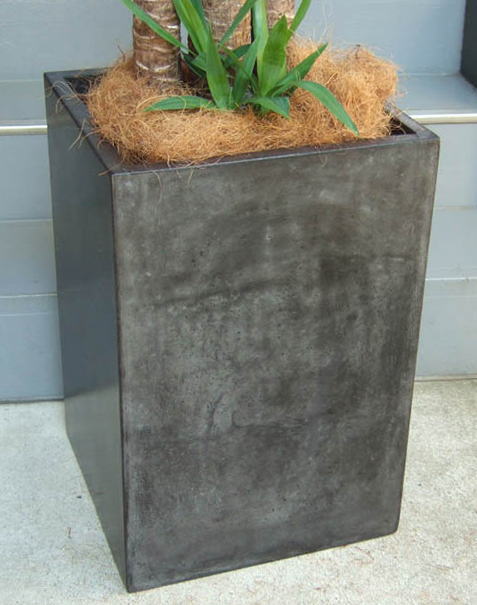 墨色のコンクリート質感を表現した樹脂製で、幅41cm×高さ60cm