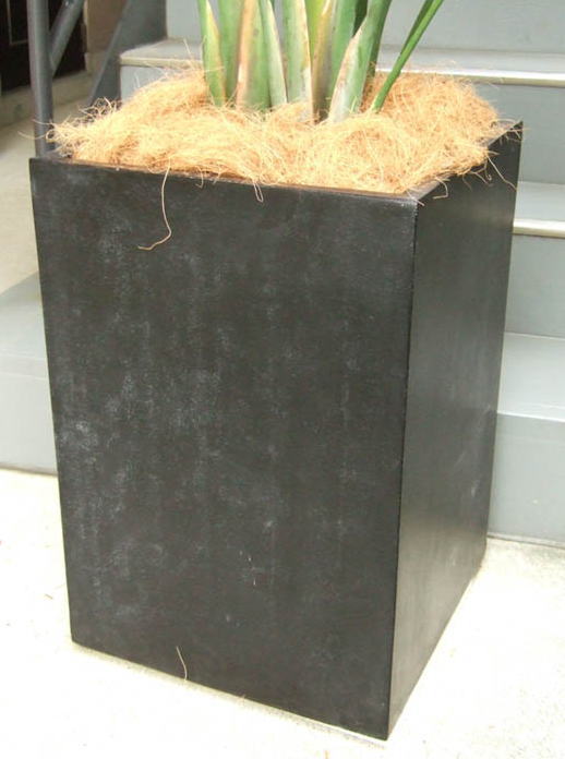 墨色のコンクリートを質感を表現した樹脂製で、幅41cm×高さ60cm