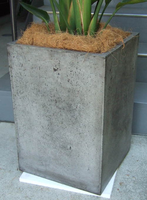 打ちっぱなしコンクリートの質感を表現した樹脂製で、幅41cm×高さ60cm
