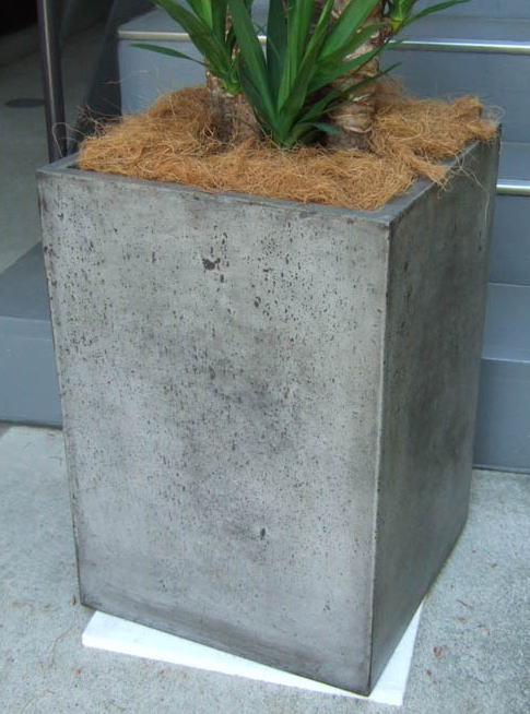 打ちっぱなしコンクリートの質感を表現した樹脂製で、幅41cm×高さ60cm