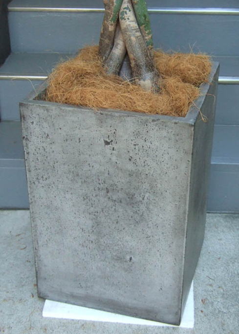 打ちっぱなしコンクリートの質感を表現した樹脂製で、幅41cm×高さ60cm