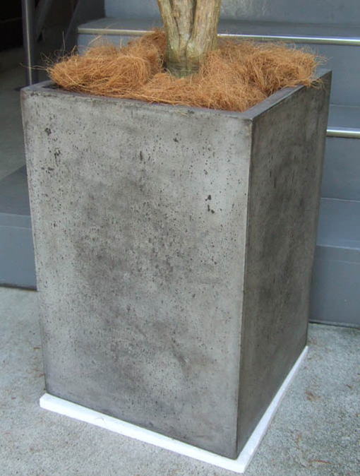 打ちっぱなしコンクリートの質感を表現した樹脂製で、幅41cm×高さ60cm