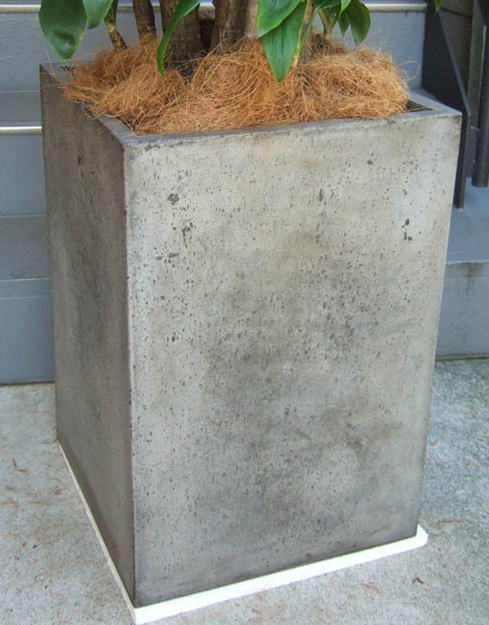 打ちっぱなしコンクリートの質感を表現した樹脂製で、幅41cm×高さ60cm