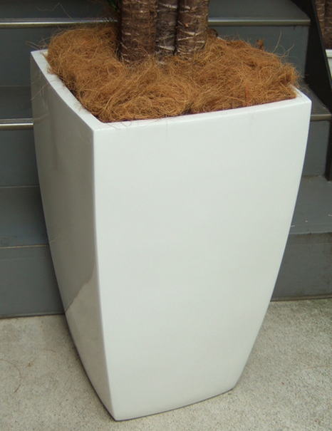 ツヤ有りホワイトの強化プラスチック製で、巾42cm×高さ70cm