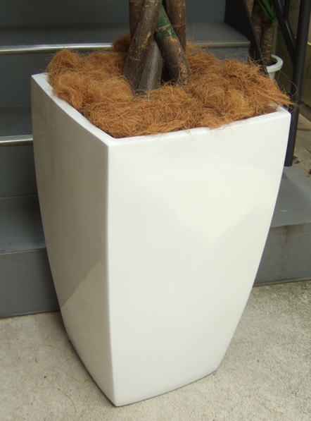ツヤ有りホワイトの強化プラスチック製で、巾42cm×高さ70cm