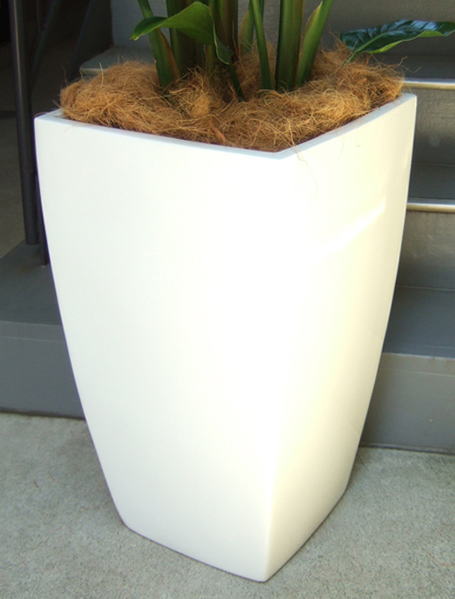 ツヤ有りホワイトの強化プラスチック製で、巾42cm×高さ70cm